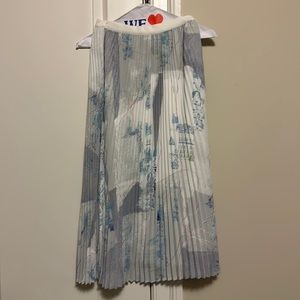 Elegant pleated skirt